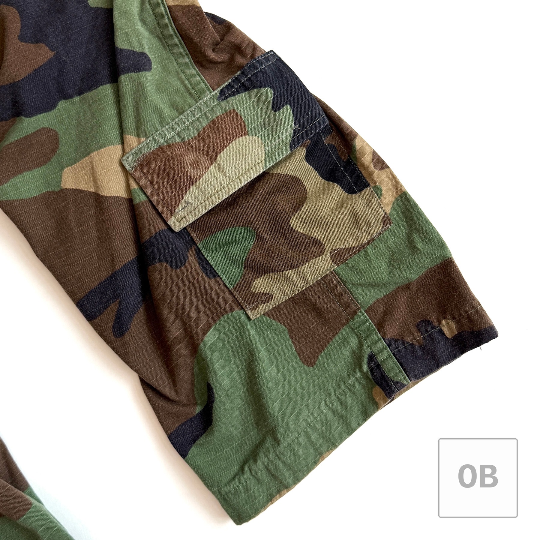 Tailormade ankle pocket with hook-and-loop closure added to the BDU trousers.
